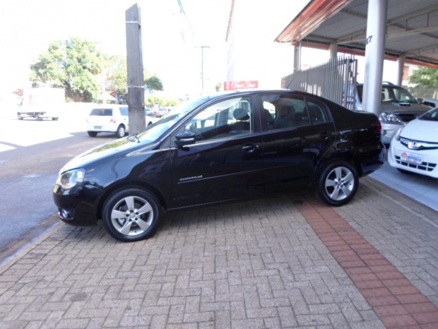 VOLKSWAGEN POLO SEDAN 1.6 8v (Comfortline) 4P